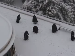 monjes en una guerra de bolas de nieve monjes en una guerra de bolas de nieve
