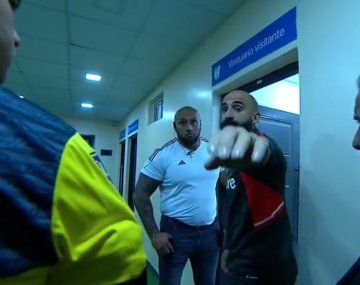 Furia en River: Pinola fue pura queja y le pegó a una cámara