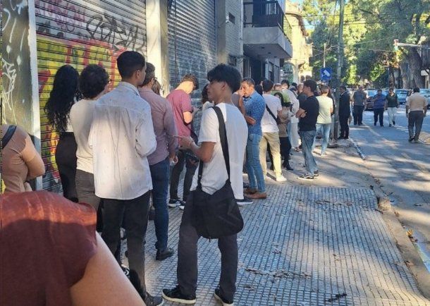 Filas de hasta dos cuadras en Palermo para afiliarse a La Libertad Avanza