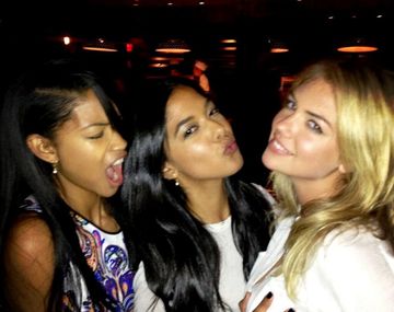 Upton y sus amigas se mostraron muy divertidas