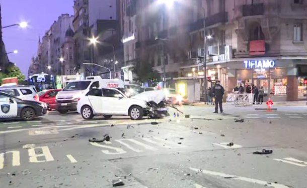 Impresionante choque entre un auto y un patrullero dejó al menos siete heridos en Corrientes y Callao