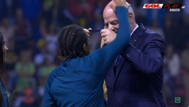 El curioso gesto de las jugadoras de Brasil con Infantino que se hizo viral