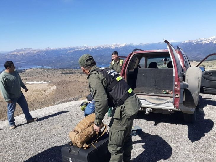 Gendarmería detuvo a tres ciudadanos de Chile que entraron a Artgentina municiones, cartuchos y ropa camuflada - @FernandezAnibal