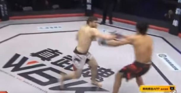 El momento del polémico golpe del ruso