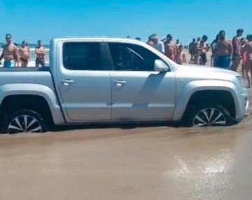 Insólita situación con una camioneta en la playa de Valeria del Mar