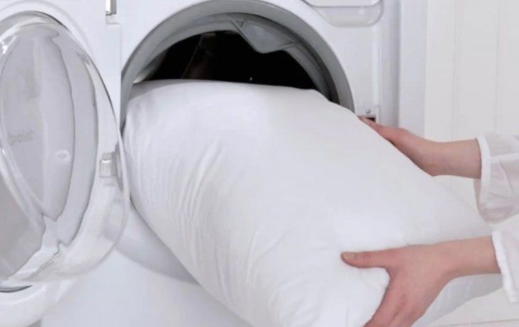 El truco casero de hacer para dejar las almohadas como nuevas y súper blancas