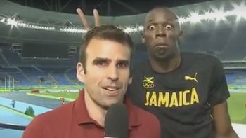 video: usain bolt le hace cuernitos a un periodista video: usain bolt le hace cuernitos a un periodista