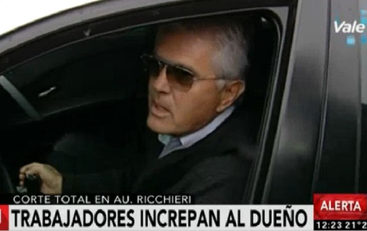 Trabajadores de Cresta Roja increpan al dueño durante una protesta