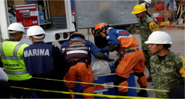 Los rescatistas trabajan en el lugar