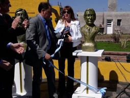 polemica en cordoba por un monumento en homenaje a macri polemica en cordoba por un monumento en homenaje a macri