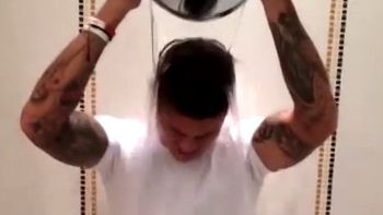 recien llegado a manchester, rojo tambien hizo su #icebucketchallenge recien llegado a manchester, rojo tambien hizo su #icebucketchallenge