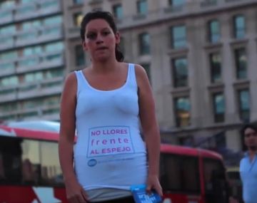 Mirá cómo reaccionan los pasajeros de un tren al ver una mujer golpeada