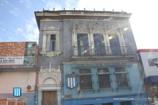 El cuerpo del hincha de Racing tras ser sacado de la pileta
