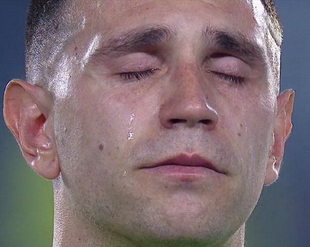 El incontenible llanto del Dibu Martínez al cantar el Himno