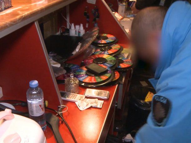 Clausuraron un prostíbulo ambientado como bar de karaoke: había apuestas clandestinas y un gallo