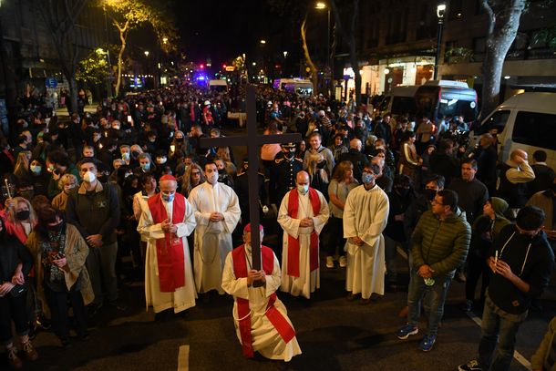Católicos marcharon por Avenida de Mayo en tradicional Vía Crucis