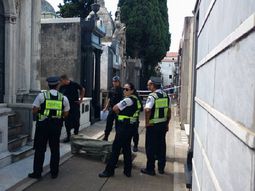 cementerio de la recoleta: una estatua aplasto a un espanol cementerio de la recoleta: una estatua aplasto a un espanol