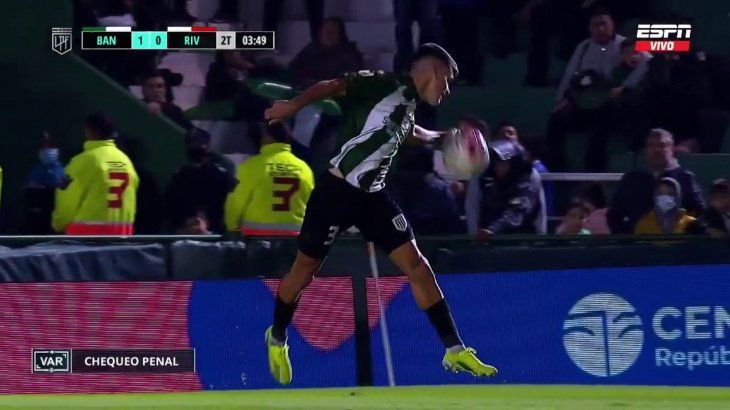 Polémica en Banfield por el penal, vía VAR, que le dieron a River: ¿fue o no fue?