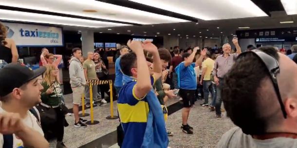 Boca llegó a Ezeiza y fue recibido por una multitud de hinchas