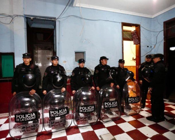 Efectivos de la policía porteña desalojaron un edificio ocupado en Almagro desde hace nueve años