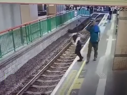 VIDEO: Un hombre empujó a una mujer a las vías del tren y siguió su camino como si nada