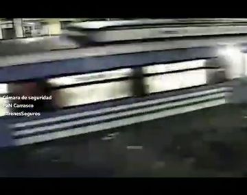 Un auto pasó con la barrera baja y se lo llevó puesto el tren