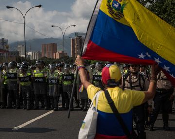 Un manifestante se planta frente a la Policía