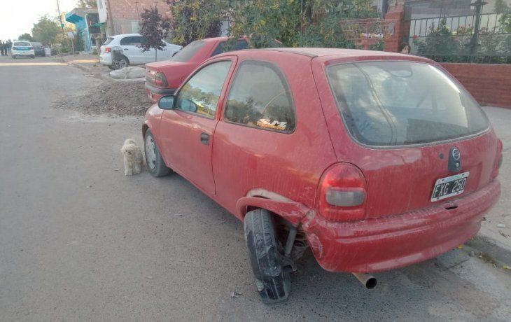 Puerto Madryn: un borracho chocó un auto estacionado y fue detenido por los vecinos