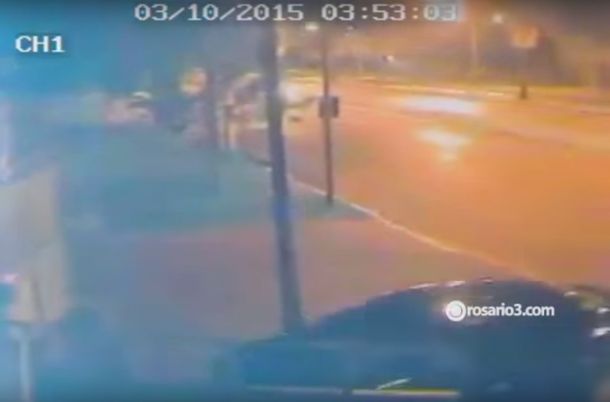 A lo Chano: se robó un auto destrozando un portón y manejando marcha atrás