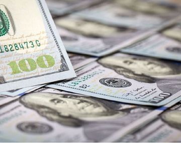 El dólar cedió cinco centavos y bajó a $15