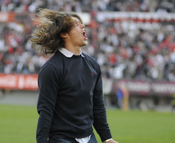 Almeyda fue el encargado de devolver a River a la máxima categoría del fútbol argentino. Almeyda fue el encargado de devolver a River a la máxima categoría del fútbol argentino.
