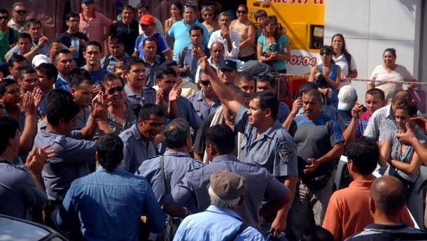 El gobernador de Misiones aclara que no dio marcha atrás con el aumento a los policías