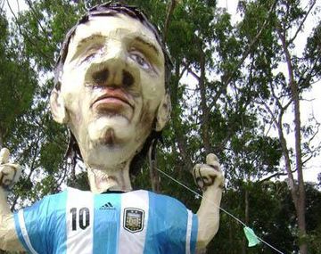 Queman un muñeco de Messi para recibir el Año Nuevo