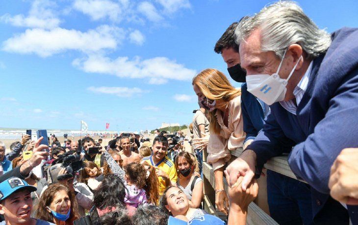 Alberto inaugura un polideportivo en Santa Clara del Mar