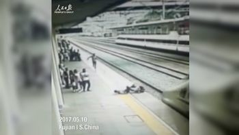 La empleada reaccionó rápido y salvó a la joven La empleada reaccionó rápido y salvó a la joven