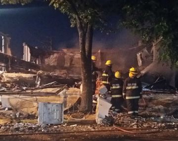 Pilar: una explosión y un incendio destruyeron a dos locales