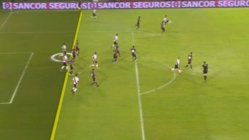 Así le llegaba la pelota al Chino Rojas para marcar el segundo gol de River Así le llegaba la pelota al Chino Rojas para marcar el segundo gol de River