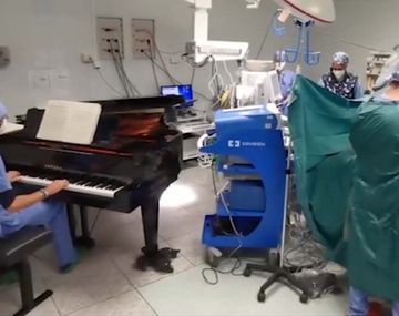 Operaron a un nene de 10 años mientras un doctor tocaba el piano