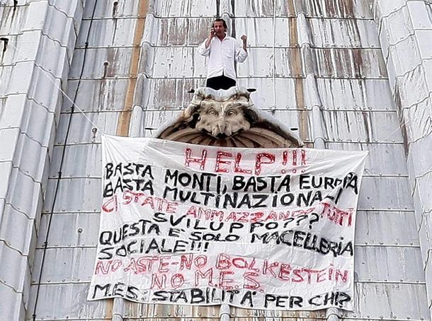 Insólita protesta: se subió a la cúpula del Vaticano