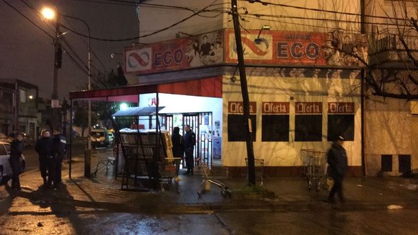 El supermercado chino está en Curapaligüe y Della Rosa