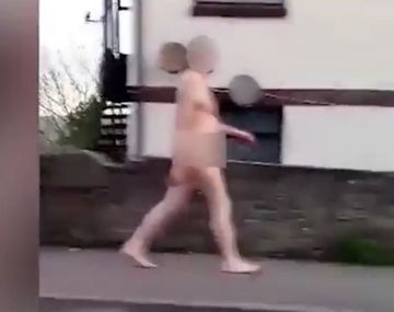 Un hombre camina desnudo por las calles de Inglaterra