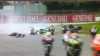 espectacular choque en cadena en la moto2 gp espectacular choque en cadena en la moto2 gp