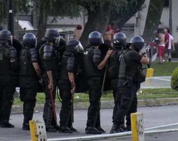Esperables incidentes tras el clásico: hinchas de Newells vs la Policía