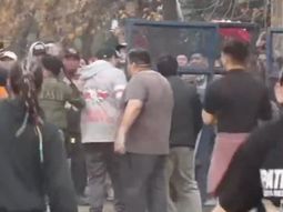 incidentes entre fanaticos de indio solari y la gendarmeria en las afueras de su casa en parque leloir incidentes entre fanaticos de indio solari y la gendarmeria en las afueras de su casa en parque leloir