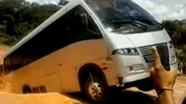Un puente cedió y se hundió un micro en Brasil: mirá el video
