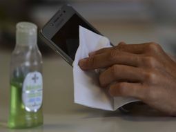 Recomiendan higienizar el celular con alcohol en gel u otra sustancia no abrasiva para evitar el coronavirus Recomiendan higienizar el celular con alcohol en gel u otra sustancia no abrasiva para evitar el coronavirus
