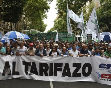Multitudinaria marcha de antorchas: Debemos aunar esfuerzos para dar marcha atrás con estos aumentos