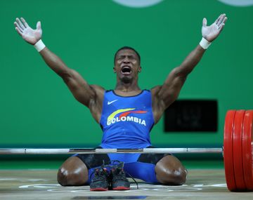 ¿Por qué este ganador del oro en pesas festejó sin zapatillas?
