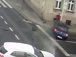 Una peatona se salvó gracias a un poste Una peatona se salvó gracias a un poste