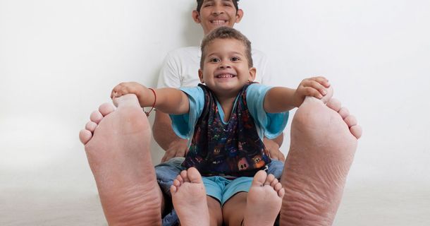 Calza 60 y se trata de la persona con los pies más grandes del mundo